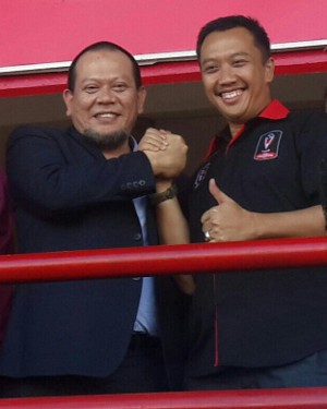 Menpora dan Ketum PSSI Jabat Tangan Sambil Tebar Senyum di Piala Presiden