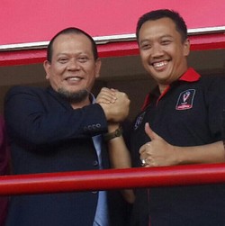 Menpora dan Ketum PSSI Jabat Tangan Sambil Tebar Senyum di Piala Presiden