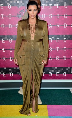 Perut Buncit Tidak Terlihat, Kehamilan Kim Kardashian Dipertanyakan