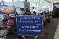 Traveler di Bandara India Dilarang Makan Karpet