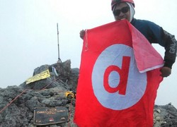 Akhirnya, Detikcom Berdiri di Puncak Carstensz!