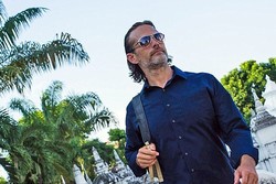 Baju Untuk Traveler yang Malas Mandi: Kemeja Anti Bau