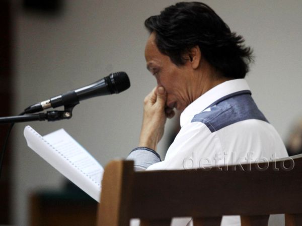 Bacakan Eksepsi, Mandra Menangis