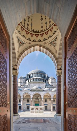 Aysen Gurcan, Hijabers Turki Pertama yang Dinobatkan Sebagai Menteri