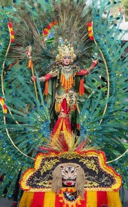 10 Kostum Heboh Jember Fashion Carnaval: Majapahit Sampai Manusia Fosil