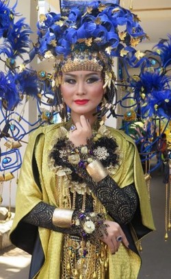Makeup Dramatis Peserta Jember Fashion Carnaval dari Sariayu Martha Tilaar
