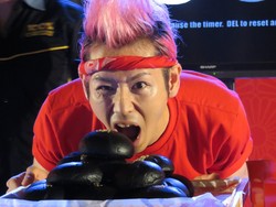 Akhirnya Takeru Kobayashi Berhasil Melahap 22 Kuro Banana Cream Dalam 3 Menit