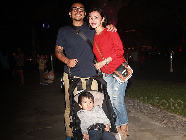 Enno Lerian Nikmati Akhir Pekan dengan Suami dan Anak Tercinta