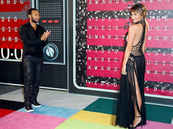 Istri John Legend Tampil Tanpa Underwear di MTV VMA 2015