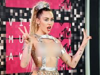 Miley Cyrus Nyaris Bugil di MTV VMA 2015, Ini Foto-fotonya!