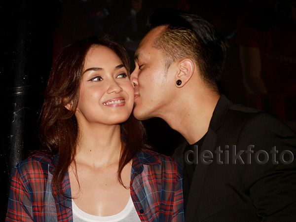 Aww, Mesranya Demian Cium Sara Wijayanto