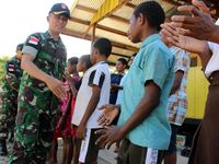 Satgas Yonif 400/Raider Berikan Tali Asih di Papua