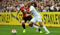 Andre Ayew berusaha melewati Luke Shaw. Rebecca Naden/Reuters/detikFoto.
