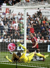 Pada awal-awal babak kedua, tepatnya pada menit ke-48, MU memimpin lebih dulu lewat gol yang diciptakan oleh Mata. John Sibley/Reuters/detikFoto.