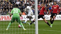 Bafetimbi Gomis melepaskan tendangan yang berbuah gol ke gawang MU di menit ke-66. Rebecca Naden/Reuters/detikFoto.