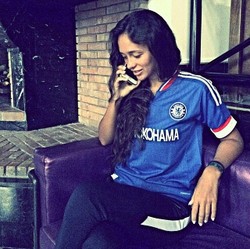 Unggah Foto Pakai Jersey Chelsea, Dokter Cantik Ini Diisukan Gantikan Eva Carneiro