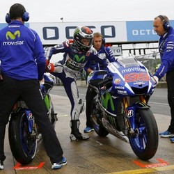 Tak Naik Podium, Lorenzo Salahkan Kaca Helm