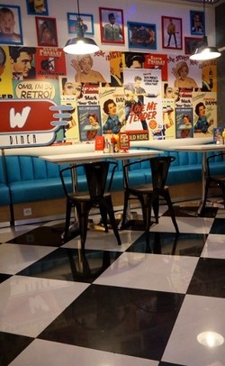 W Diner, Restoran Khas Amerika Bernuansa Retro di Lippo Mall Kemang