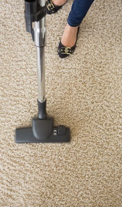 8 Cara Merawat dan Membersihkan Karpet Sendiri di Rumah