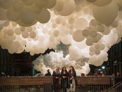 Spektakuler! Seni Instalasi 100 Ribu Balon di Tengah Pasar