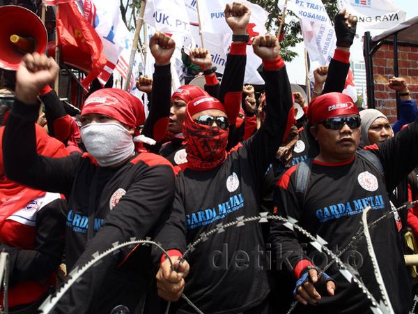 Ribuan Buruh Suarakan Tuntutannya di Depan Istana