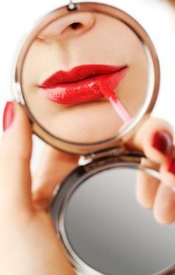 Tips Memakai Lipstik Merah untuk Riasan Sehari-hari
