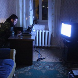 Menonton TV Berjam-jam Berisiko Penyumbatan Pembuluh Darah