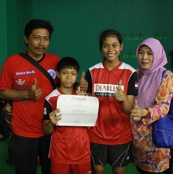 Ibu yang Terus Mendampingi Anaknya Keliling Ikut Audisi Bulutangkis