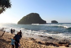 Selain Alam Hijau, Malang juga Punya Pantai Gua China