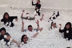 Biar Nggak Stress, Warga & Turis di New York Mandi Bola