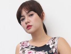 Jadi Host di CliponYu, Vicky Shu Buka Sesi Curhat