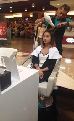 Mencoba Perawatan Rambut Rusak di Salon Pop Up Kerastase Secara Gratis