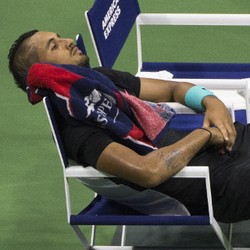 Yang Nyeleneh dari Kyrgios Saat Lawan Murray: Raket Lepas sampai Tidur di Pinggir Lapangan