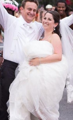 Eksentrik, Foto Pernikahan Pasangan Ini Dihiasi Para Pesepeda Tanpa Busana