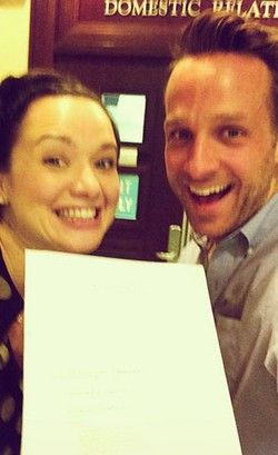 Orang-orang Ini Ikuti Tren Foto Selfie Pasca Cerai