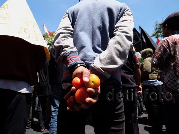 Massa Demo KPU Surabaya