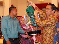 Makan Bareng Pedagang, Jokowi Dikasih Burung