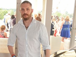 Para Penjudi Jagokan Tom Hardy sebagai James Bond Baru