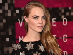 Tak Peduli Fashion, Cara Delevingne Lebih Memilih Tampil Tanpa Busana
