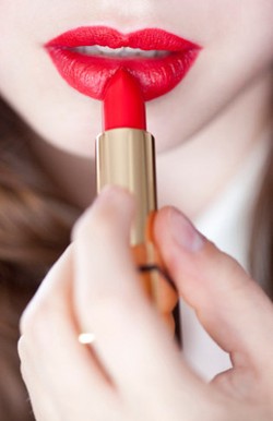 Trik Pakai Lipstik untuk Bibir yang Gelap Agar Warnanya Merata