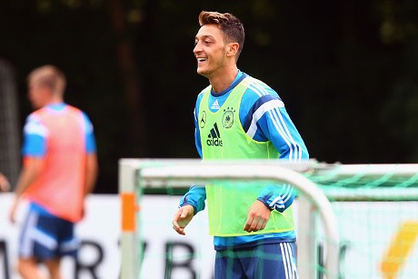 Oezil Bidik Lebih Banyak Trofi Mayor