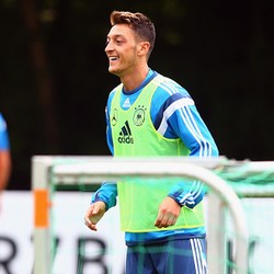 Oezil Bidik Lebih Banyak Trofi Mayor