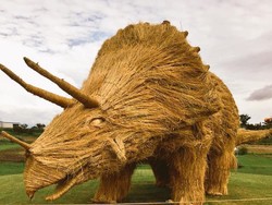 Seram! Patung Dinosaurus Raksasa Terbuat dari Jerami