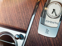 Intip Interior Anyar Mobil Rolls-Royce Dawn
