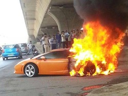 Momen-momen Ketika Mobil Lamborghini Terbakar di Jalanan