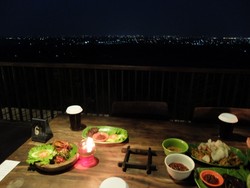 Tempat Nongkrong Ini Tawarkan Pemandangan Cirebon dari Ketinggian