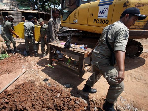 Satpol PP Bantu Evakuasi Barang Warga