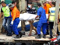 Evakuasi Korban Kapal Tenggelam di Malaysia