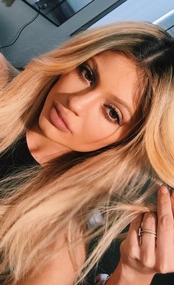 Kylie Jenner Selfie Pamer Alis Baru yang Kini Berwarna Pirang