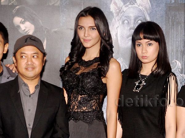 So Sexy! Alexa Key Bergaun Menerawang